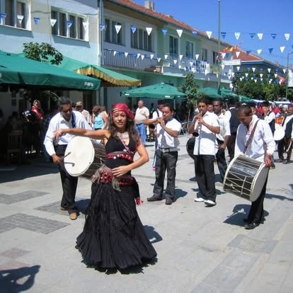 Parade dancing with romany musicians B